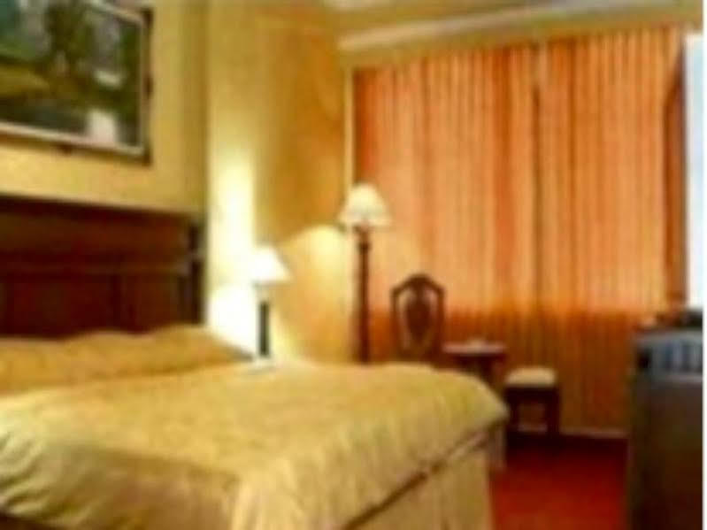 Hotel Merdeka Madiun Εξωτερικό φωτογραφία